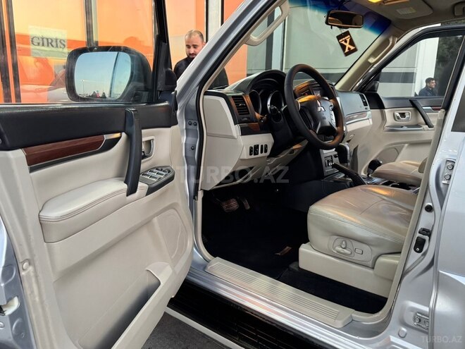 Mitsubishi Pajero-16