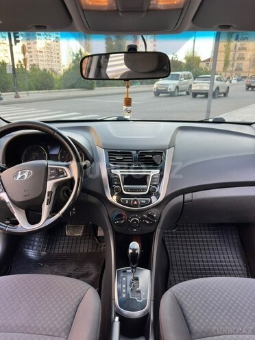 Hyundai Accent-11