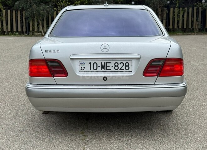 Mercedes E 280-8