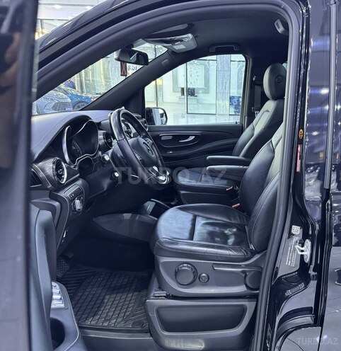 Mercedes EQV 300-11