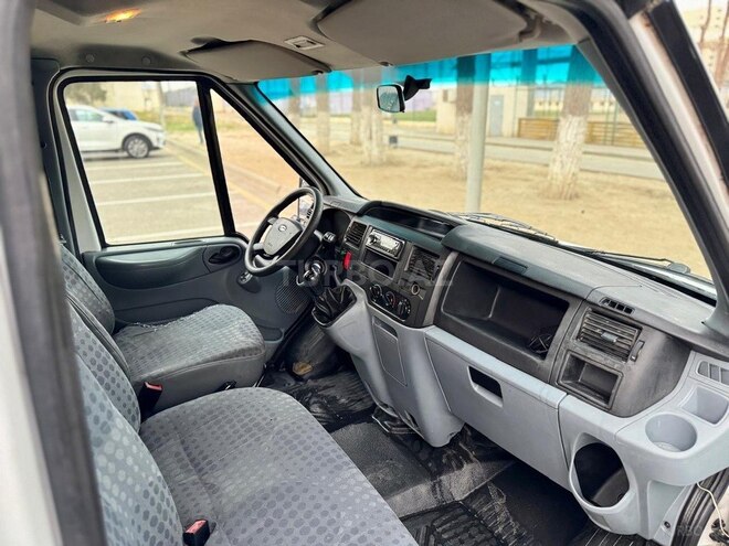 Ford Transit-15