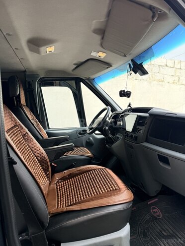 Ford Transit-9