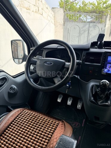 Ford Transit-13