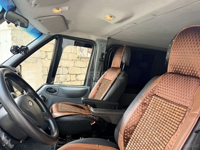 Ford Transit-15