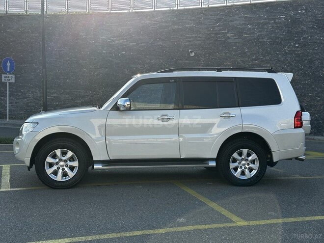 Mitsubishi Pajero-6