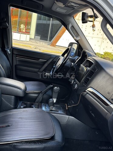 Mitsubishi Pajero-10