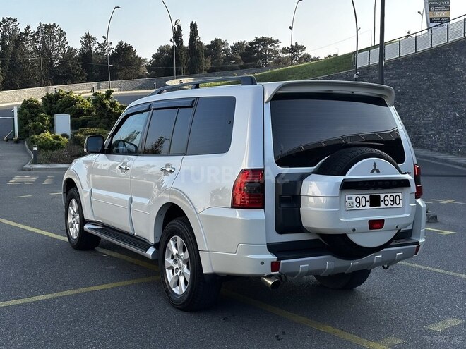 Mitsubishi Pajero-4