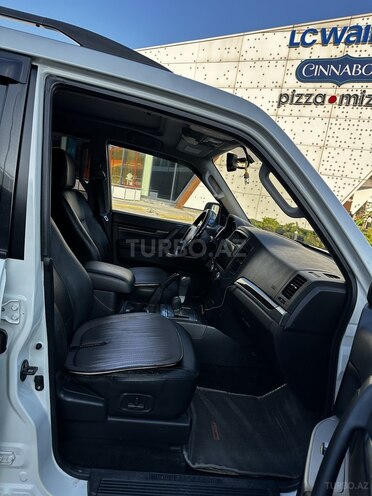 Mitsubishi Pajero-12