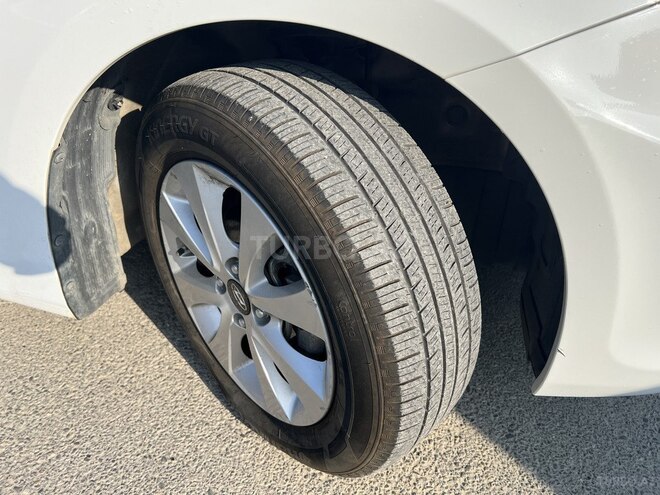 Hyundai Accent-12