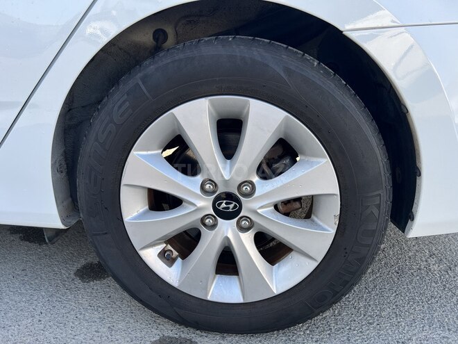 Hyundai Accent-11
