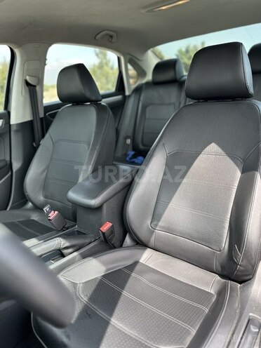 Volkswagen Passat-8
