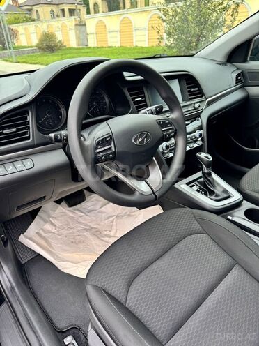 Hyundai Elantra-12