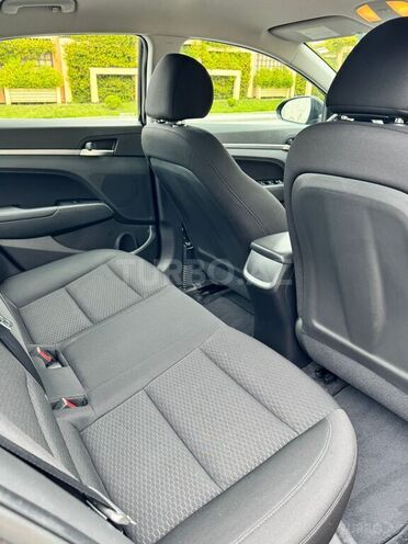 Hyundai Elantra-9