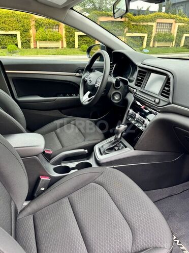 Hyundai Elantra-11