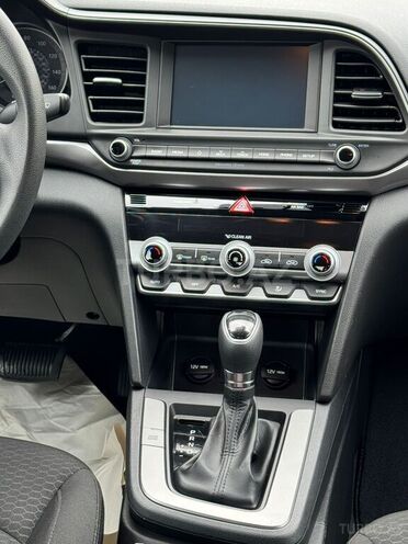 Hyundai Elantra-13