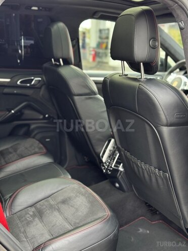 Porsche Cayenne GTS-26