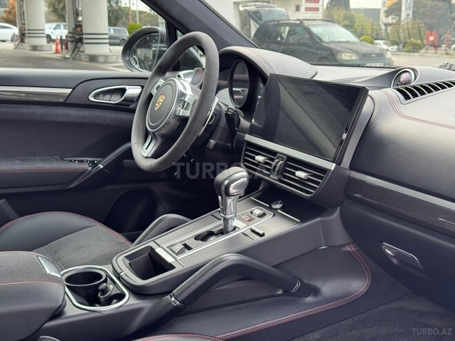 Porsche Cayenne GTS-24