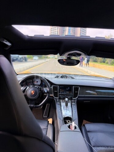 Porsche Panamera-4