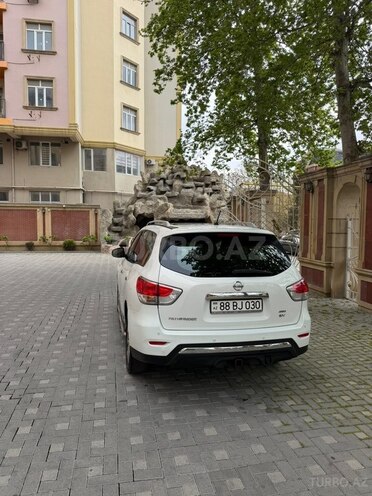 Nissan Pathfinder-2