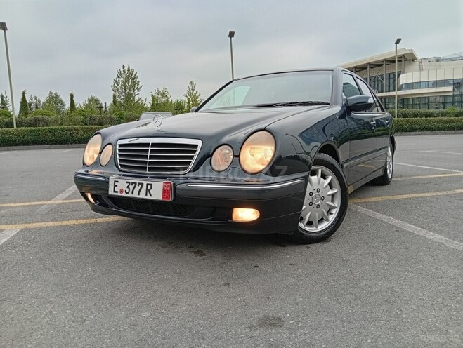 Mercedes E 240-1