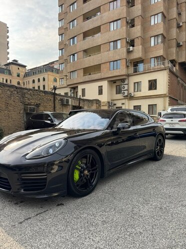 Porsche Panamera GTS-4