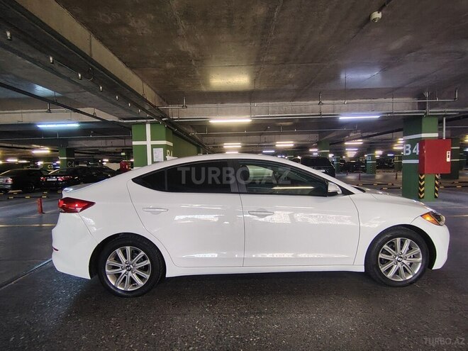 Hyundai Elantra-12