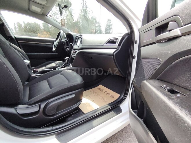 Hyundai Elantra-16