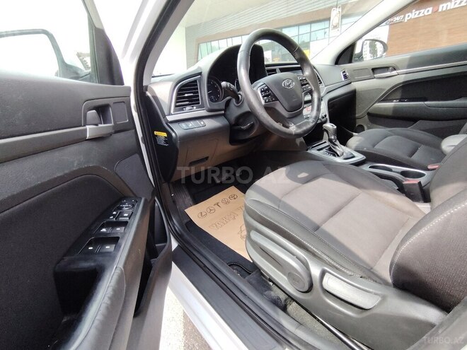 Hyundai Elantra-17