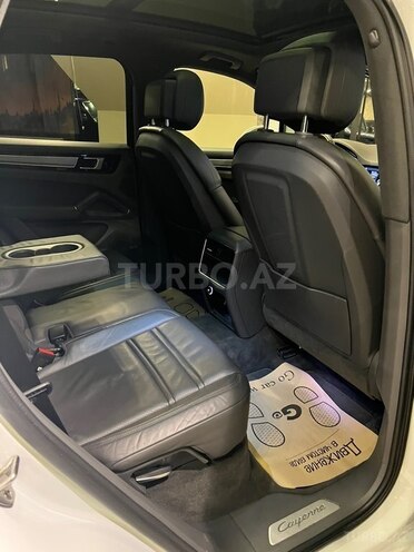 Porsche Cayenne-13