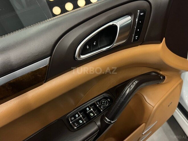 Porsche Cayenne GTS-16