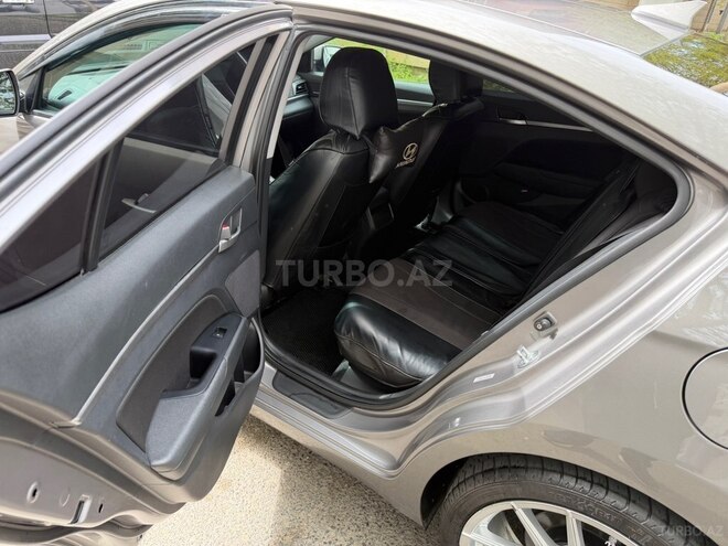 Hyundai Elantra-8
