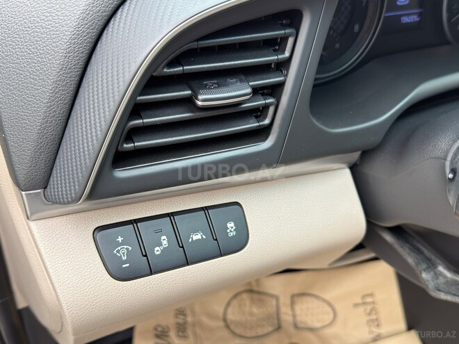 Hyundai Elantra-13