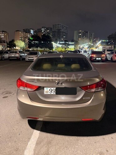 Hyundai Elantra-2