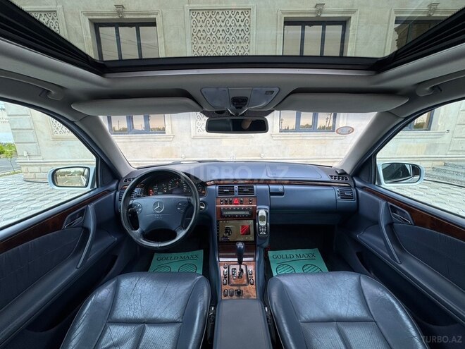 Mercedes E 240-11