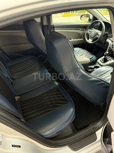 Hyundai Elantra-11