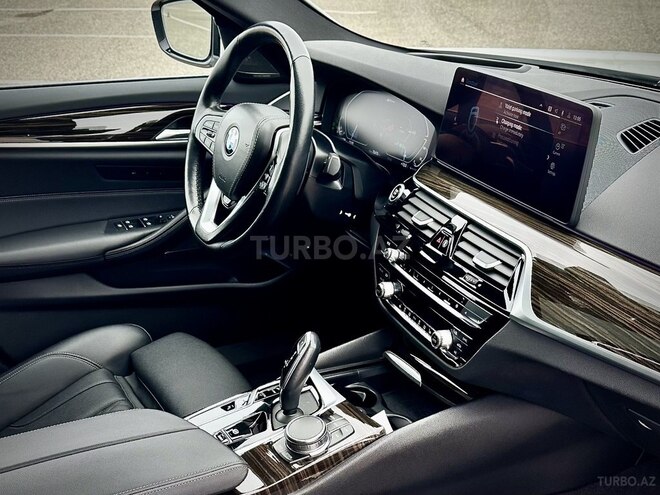 BMW 530e-11