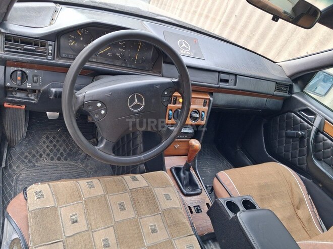 Mercedes 200 D-8