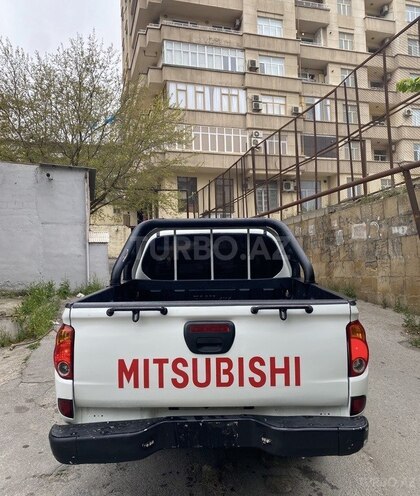 Mitsubishi L200-2