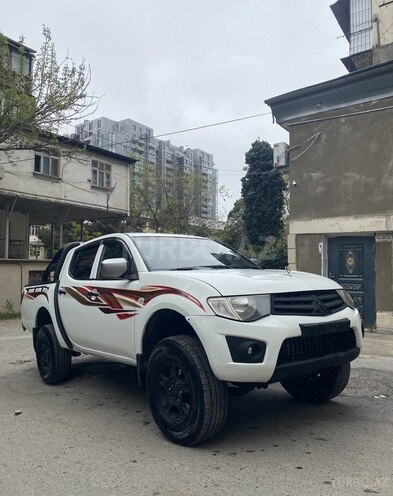 Mitsubishi L200-1