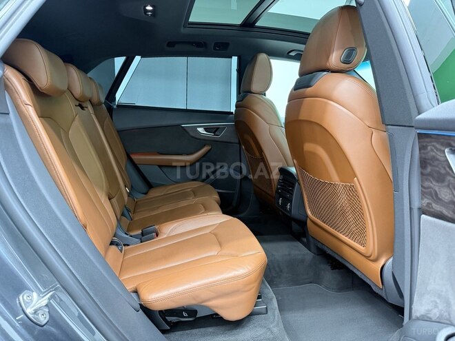 Audi Q8-12