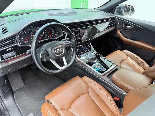 Audi Q8-8