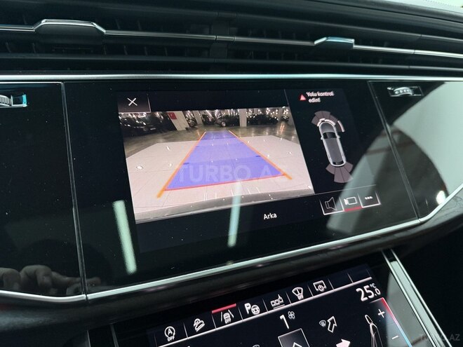 Audi Q8-16