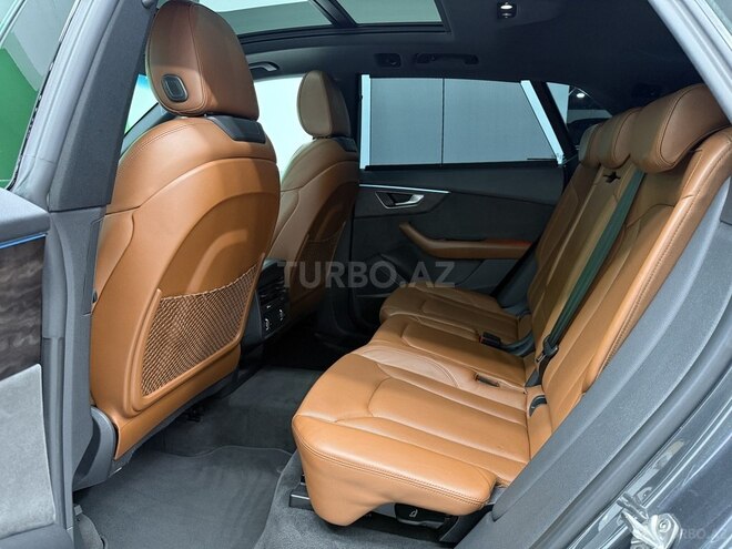Audi Q8-13