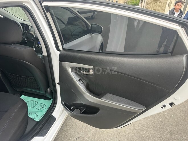 Hyundai Elantra-11