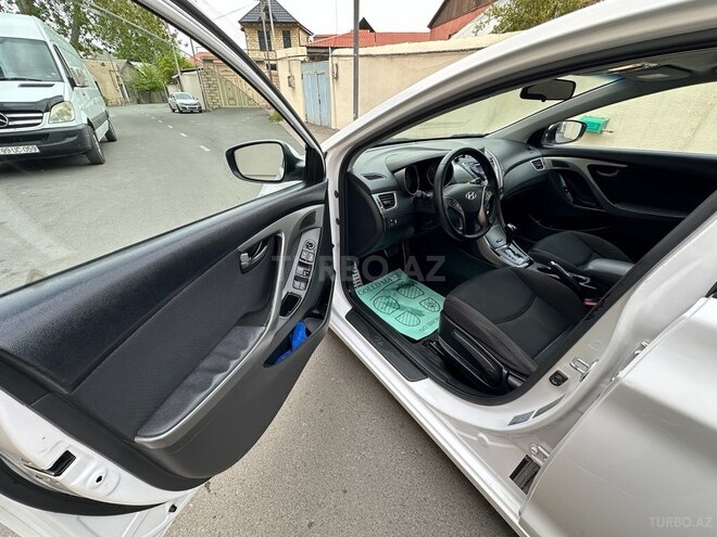 Hyundai Elantra-13