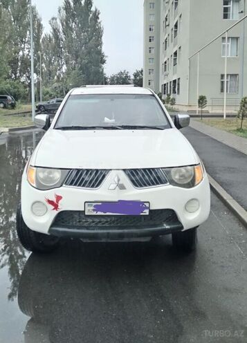 Mitsubishi L200-1