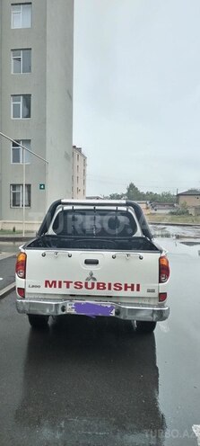 Mitsubishi L200-10