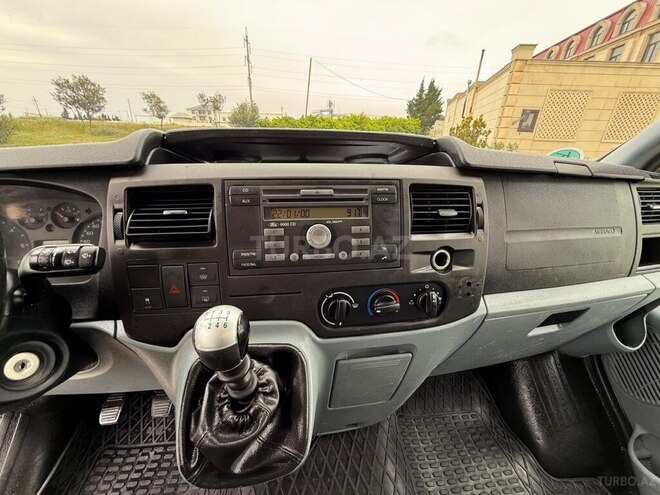 Ford Transit-17