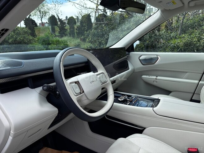 Lynk & Co 900-4