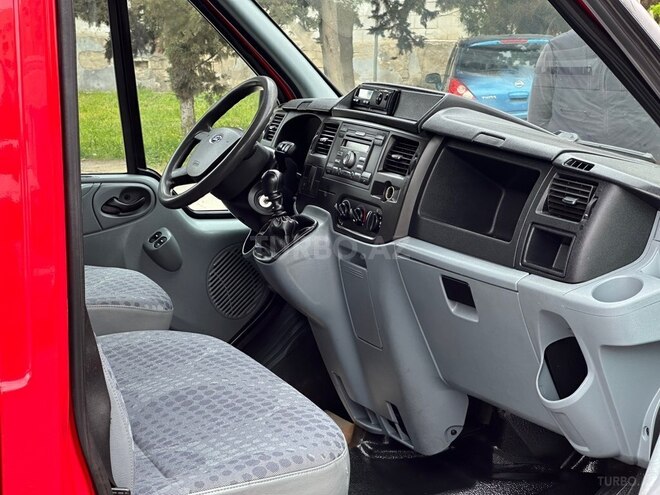 Ford Transit-13